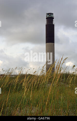 Gewitterwolken Rollen in am Oak Island Leuchtturm in North Carolina an der Mündung des Cape Fear River. Stockfoto