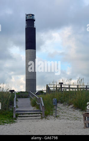 Gewitterwolken Rollen in am Oak Island Leuchtturm in North Carolina an der Mündung des Cape Fear River. Stockfoto