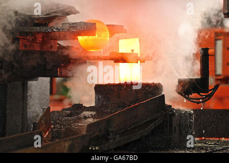 automatische Prozess der Mahlkugeln Runde Billet Heissprägung Stockfoto