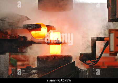 automatische Prozess der Mahlkugeln Runde Billet Heissprägung Stockfoto