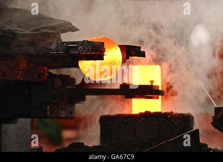 automatische Prozess der Mahlkugeln Runde Billet Heissprägung Stockfoto