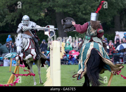 Mitglieder der Les Amis D'Onno, eine lebendige Geschichte stunt Künstlergruppe, an eine jährliche Mittelalterliches Ritterturnier am Linlithgow Palace, West Lothian, Schottland teilnehmen. Stockfoto