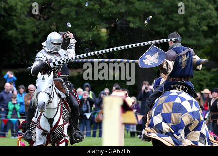 Mitglieder der Les Amis D'Onno, eine lebendige Geschichte stunt Künstlergruppe, an eine jährliche Mittelalterliches Ritterturnier am Linlithgow Palace, West Lothian, Schottland teilnehmen. Stockfoto