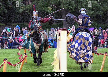 Mitglieder der Les Amis D'Onno, eine lebendige Geschichte stunt Künstlergruppe, an eine jährliche Mittelalterliches Ritterturnier am Linlithgow Palace, West Lothian, Schottland teilnehmen. Stockfoto