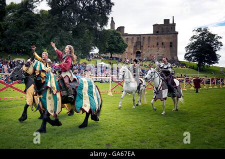 Mitglieder der Les Amis D'Onno, eine lebendige Geschichte stunt Künstlergruppe, an eine jährliche Mittelalterliches Ritterturnier am Linlithgow Palace, West Lothian, Schottland teilnehmen. Stockfoto