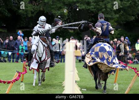 Mitglieder der Les Amis D'Onno, eine lebendige Geschichte stunt Künstlergruppe, an eine jährliche Mittelalterliches Ritterturnier am Linlithgow Palace, West Lothian, Schottland teilnehmen. Stockfoto