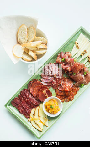 spanischer Serrano Schinken Chorizo Wurst und Käse Tapas snack Platte Stockfoto