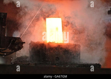 automatische Prozess der Mahlkugeln Runde Billet Heissprägung Stockfoto