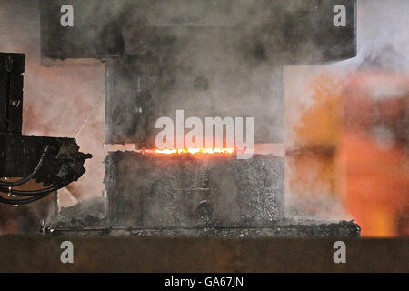 automatische Prozess der Mahlkugeln Runde Billet Heissprägung Stockfoto