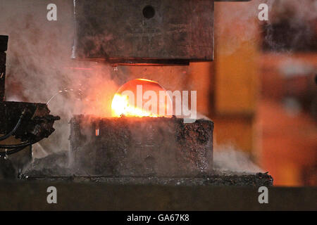 automatische Prozess der Mahlkugeln Runde Billet Heissprägung Stockfoto
