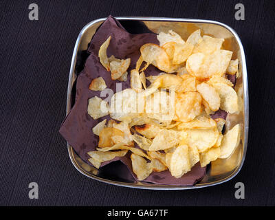 Kartoffel-Chips in einer Schüssel für einen leckeren Snack. Stockfoto