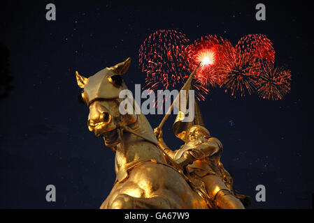 Night Time-Images aus Bronze-Statue von Jeanne d ' Arc auf der Rue de Rivoli in Paris mit rote Feuerwerk im Hintergrund. Stockfoto