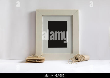 leerer Grafikrahmen auf weiße Wand Hintergrund Stockfoto