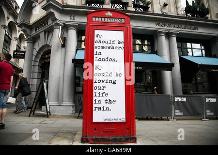 Ein Angebot über eine rote Telefonzelle am Haymarket in der Londoner Innenstadt. Stockfoto