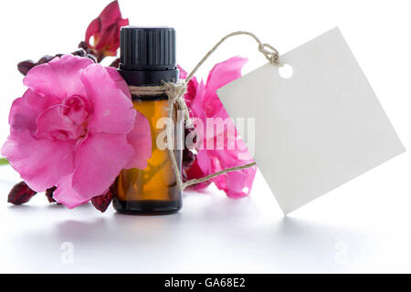 Ätherisches Öl, leere Tags und Rosen Blumen Stockfoto