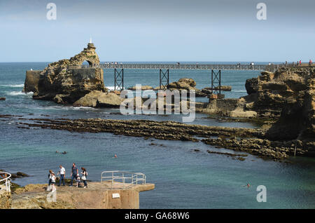 Rocher De La Vierge oder der Jungfrau Rock und Gustave Eiffel Brücke in Biarritz Frankreich Stockfoto