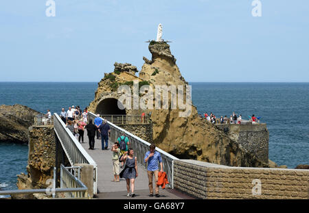 Rocher De La Vierge oder der Jungfrau Rock und Gustave Eiffel Brücke in Biarritz Frankreich Stockfoto