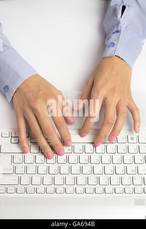 Weibliche Hände Tippen auf Tastatur, in einem weißen computer Stockfoto