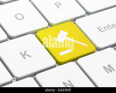Begriff: Hammer auf Computer Tastatur Hintergrund Stockfoto