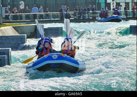 Wildwasser-rafting auf dem Medientag am Olympic White Water Centre an der Waltham Abbey, England, Vereinigtes Königreich, Europa Stockfoto