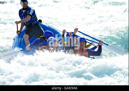 Wildwasser-rafting auf dem Medientag am Olympic White Water Centre an der Waltham Abbey, England, Vereinigtes Königreich, Europa Stockfoto