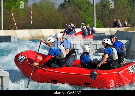 Wildwasser-rafting auf dem Medientag am Olympic White Water Centre an der Waltham Abbey, England, Vereinigtes Königreich, Europa Stockfoto