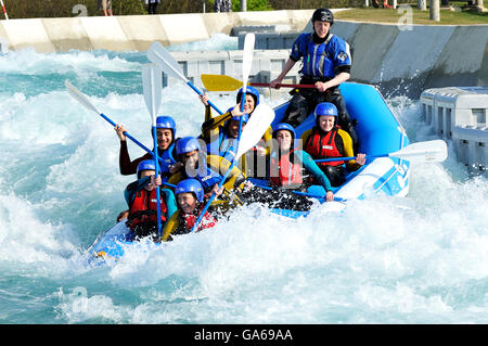 Wildwasser-rafting auf dem Medientag am Olympic White Water Centre an der Waltham Abbey, England, Vereinigtes Königreich, Europa Stockfoto