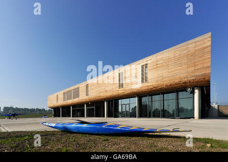 Ein Floß auf die 2012 Olympic White Water Centre am Eröffnungstag, Lee Valley White Water Centre, Hertfordshire, England Stockfoto