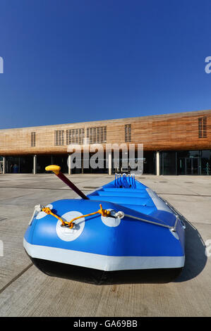 Ein Floß auf die 2012 Olympic White Water Centre am Eröffnungstag, Lee Valley White Water Centre, Hertfordshire, England Stockfoto