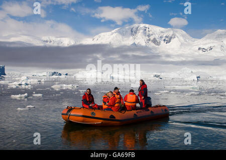 Touristen in einem Schlauchboot Neko Harbor, Gerlache strait, antarktische Halbinsel, Antarktis Stockfoto
