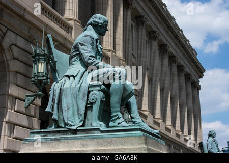 Ohio, Cleveland. Cuyahoga County Court House. Statue von Thomas Jefferson mit Alexander Hamilton in der Ferne. Stockfoto