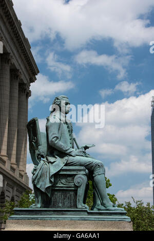 Ohio, Cleveland. Cuyahoga County Court House. Statue von Alexander Hamilton. Stockfoto