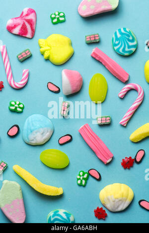 gemischte Sammlung von bunten Süßigkeiten, auf blauem Hintergrund, Kinder Urlaub Stockfoto