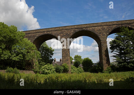 Kapelle Milton mit einem Bahn-Viadukt in Derbyshire Stockfoto