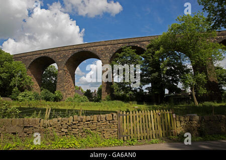 Kapelle Milton mit einem Bahn-Viadukt in Derbyshire Stockfoto