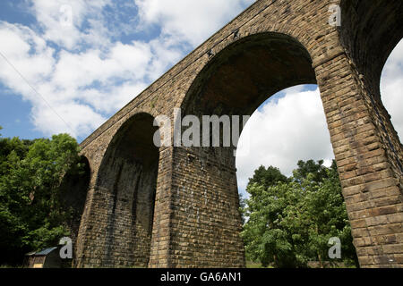 Kapelle Milton mit einem Bahn-Viadukt in Derbyshire Stockfoto