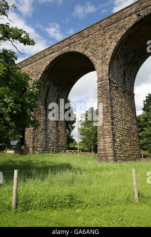 Kapelle Milton mit einem Bahn-Viadukt in Derbyshire Stockfoto