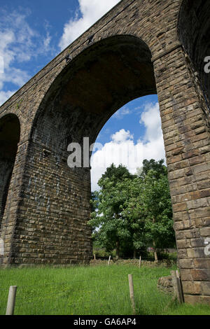 Kapelle Milton mit einem Bahn-Viadukt in Derbyshire Stockfoto
