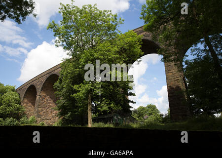 Kapelle Milton mit einem Bahn-Viadukt in Derbyshire Stockfoto
