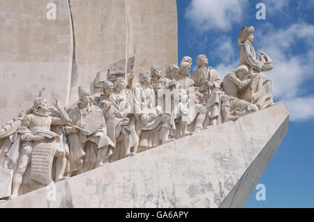 Denkmäler. Das Denkmal der Entdeckungen in Belém feiert die großen Helden der portugiesischen Zeitalter der Erforschung und Entdeckung. Lissabon, Portugal. Stockfoto