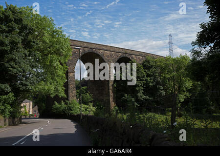 Kapelle Milton mit einem Bahn-Viadukt in Derbyshire Stockfoto