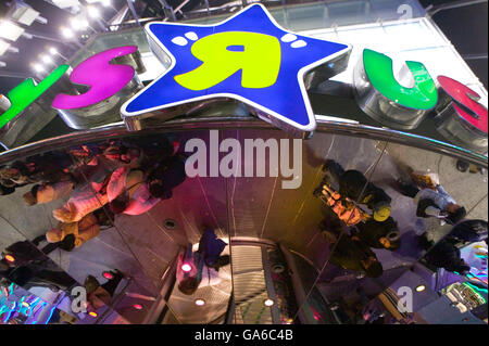 6. Dezember 2006 - New York City, NY - Blick auf die Vorderseite der Toys R Us speichern Eingang am Times Square in New York City, USA, 6 Stockfoto