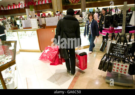 6. Dezember 2006 - New York City, NY - Menschen-Shop für Weihnachten im Kaufhaus Macy's. Stockfoto