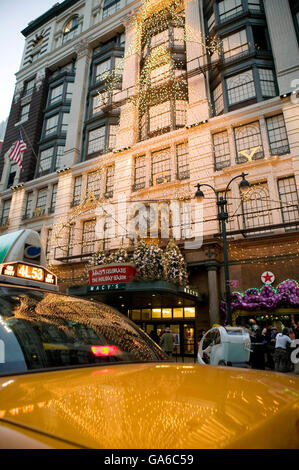 6. Dezember 2006 - New York City, NY - Blick auf Kaufhaus Macys für Weihnachten dekoriert. Stockfoto