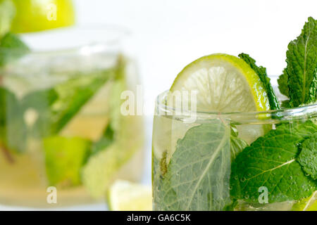 Mojito cocktail mit Rum, Kalk und Soda, garniert mit Minze Stockfoto