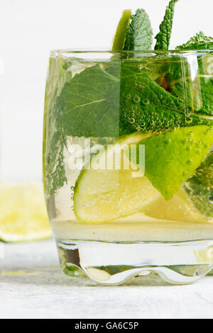 Mojito cocktail mit Rum, Kalk und Soda, garniert mit Minze Stockfoto