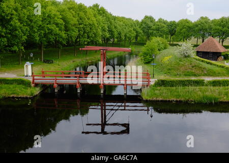 Rot-Zugbrücke der Festung Bourtange in der Provinz Groningen, Niederlande. Stockfoto