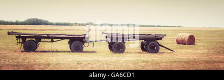 Bauernhof-Wagen auf dem Feld. Stockfoto