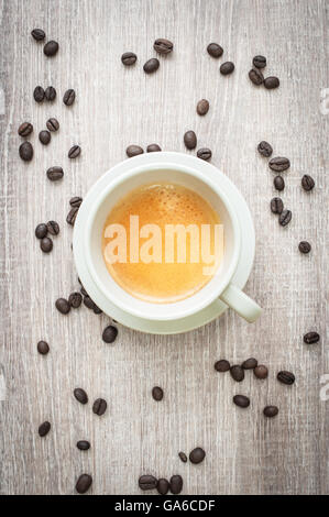Frischen Kaffee auf dem Tisch, Ansicht von oben. Stockfoto
