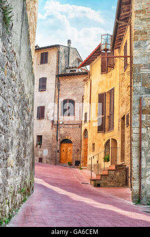 Mittelalterliche Straße in San Gimignano, Italien. Stockfoto